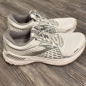 Brooks Adrenaline 21 GTS size 8 white